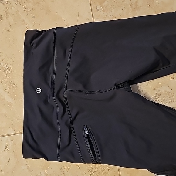 STUNNING LULULEMON SCALLOPED CROP LEGGINGS - Picture 9 of 9